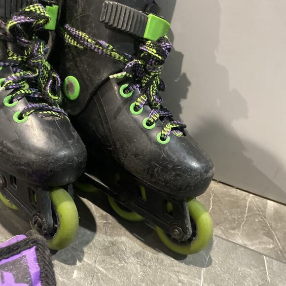 1990s Variflex City Heat XP Junior Retro Roller Skates And Safety Gear. - Picture 5 of 9